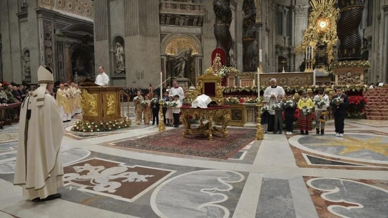 Pope at Christmas Night Mass: “Tonight God’s love is revealed”