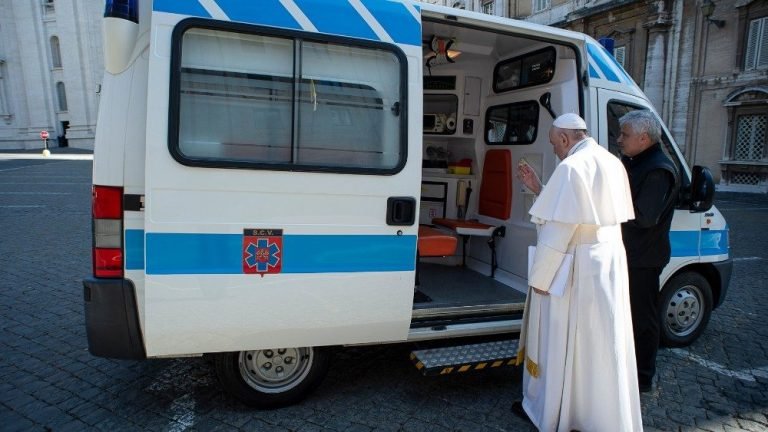Pope dedicates ambulance to care for Rome’s homeless