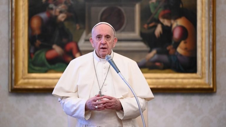 Pope at Audience: Prayer is rudder to guide course of our lives