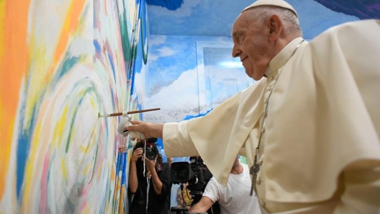 Pope to youth in Lisbon: ‘Don’t be afraid to get your hands dirty’