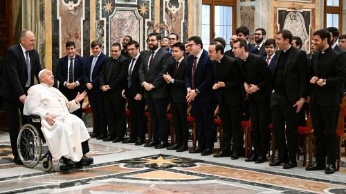 Pope to seminarians: Life is sustained by countless Simon of Cyrenes