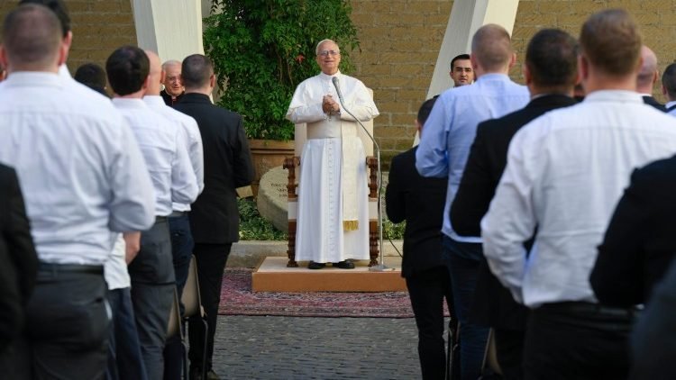 Pope to seminarians: ‘Keep your eyes on Jesus’