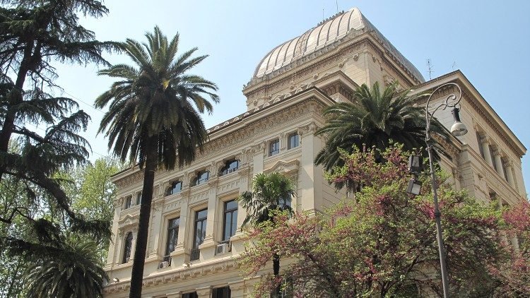 Pope invites Rome’s Jewish community to promote peace